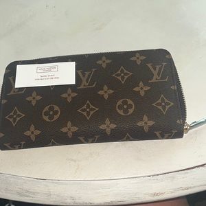 Classic Louis Vuitton Zippy Wallet